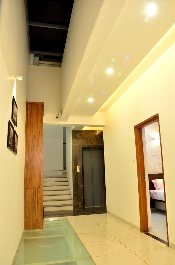 Hotel Sri Sri Executive, Colhapur Exterior foto
