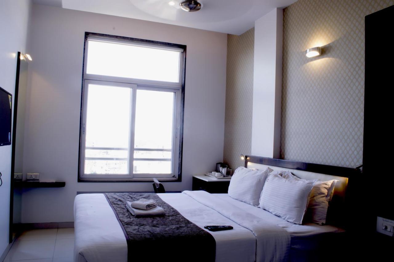 Hotel Sri Sri Executive, Colhapur Exterior foto