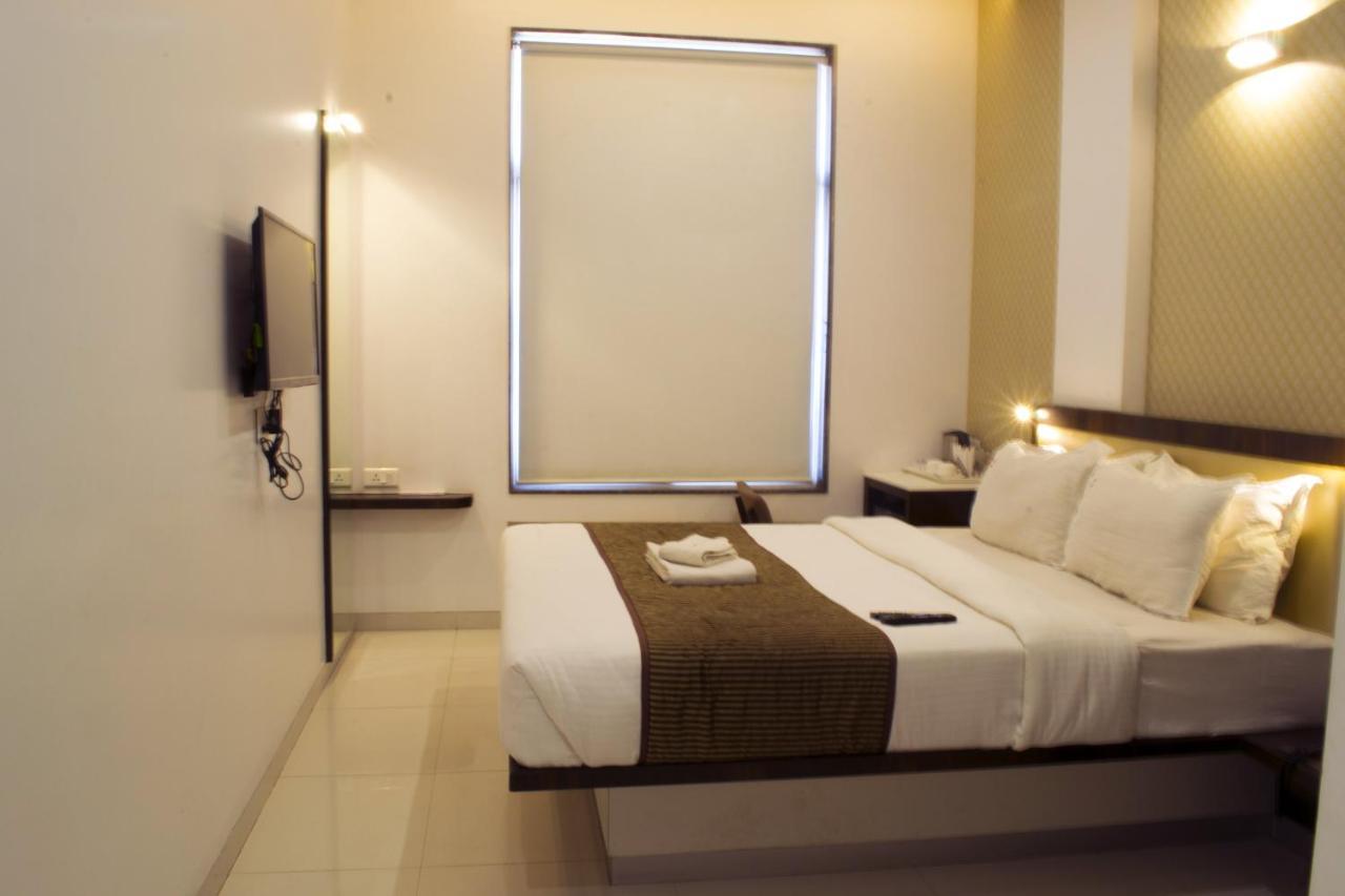 Hotel Sri Sri Executive, Colhapur Exterior foto