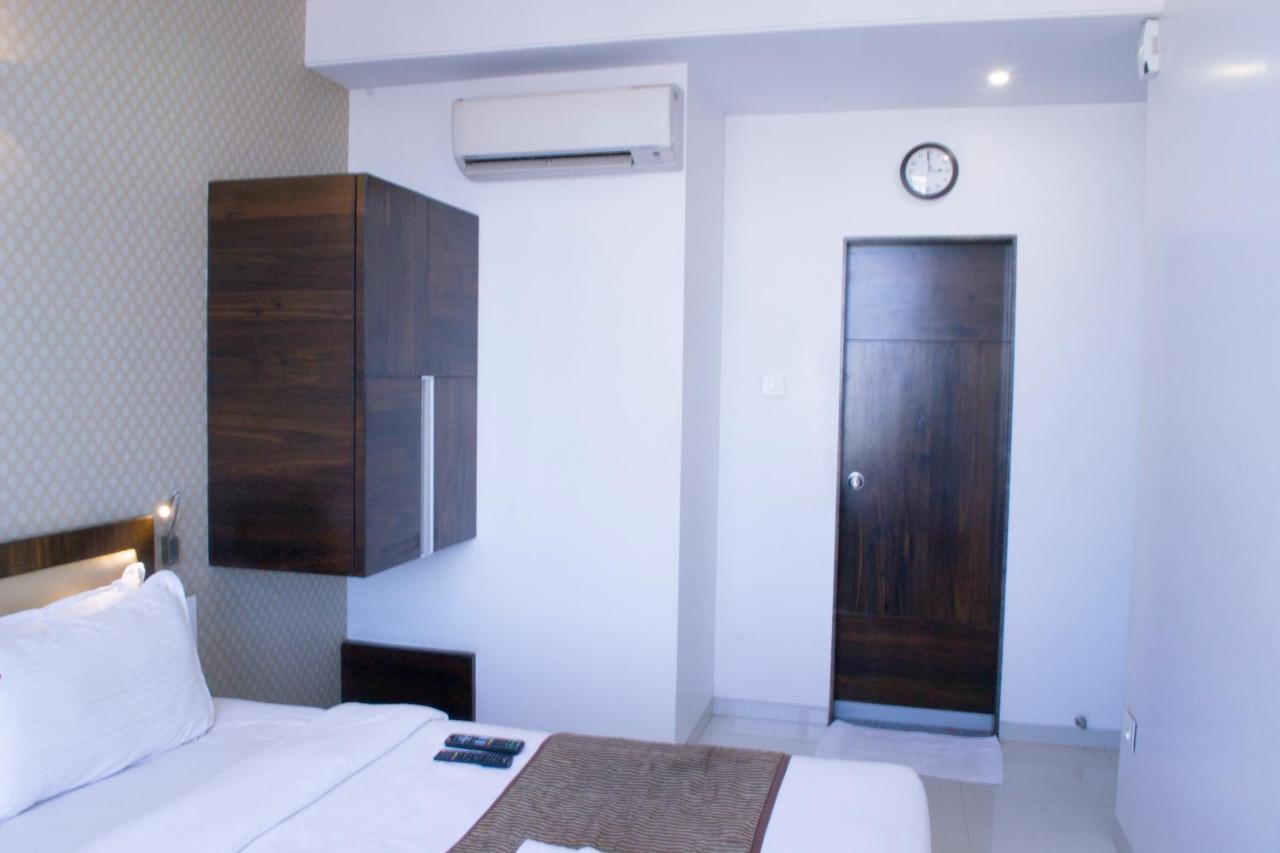 Hotel Sri Sri Executive, Colhapur Exterior foto