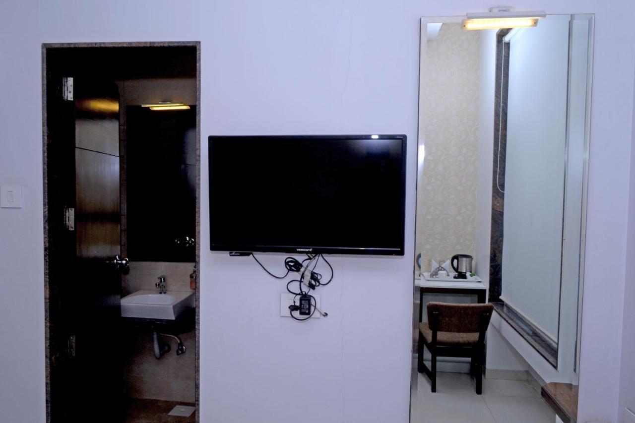 Hotel Sri Sri Executive, Colhapur Exterior foto