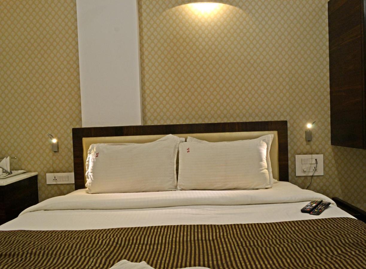 Hotel Sri Sri Executive, Colhapur Exterior foto