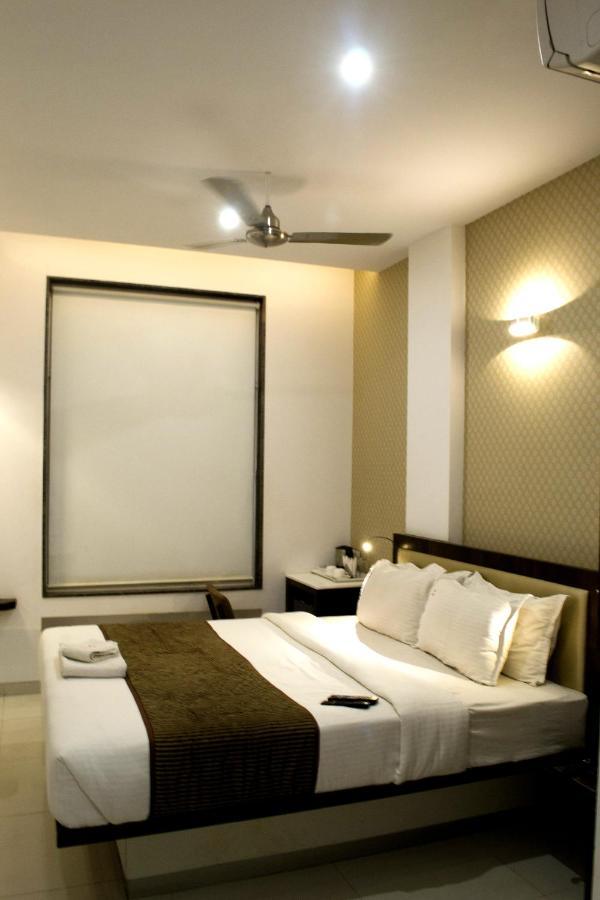 Hotel Sri Sri Executive, Colhapur Exterior foto
