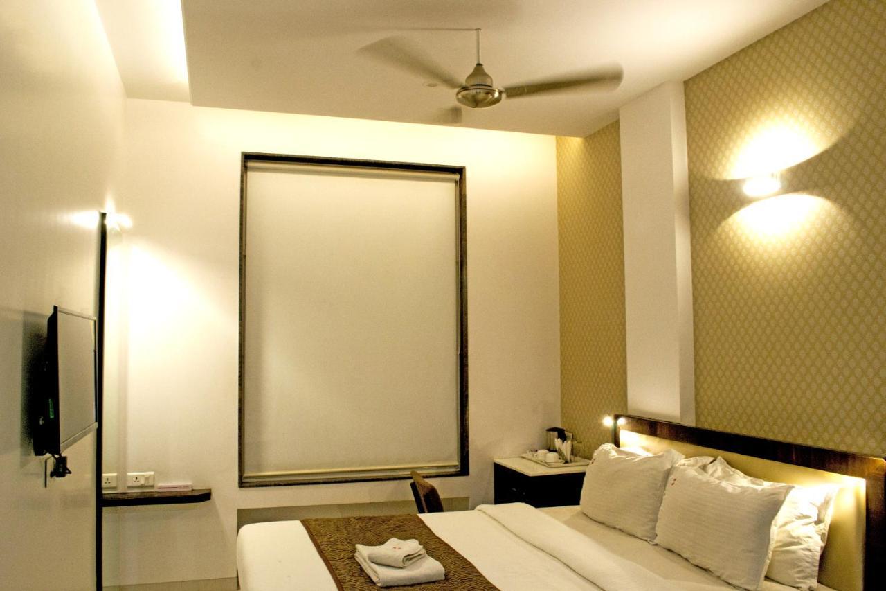 Hotel Sri Sri Executive, Colhapur Exterior foto