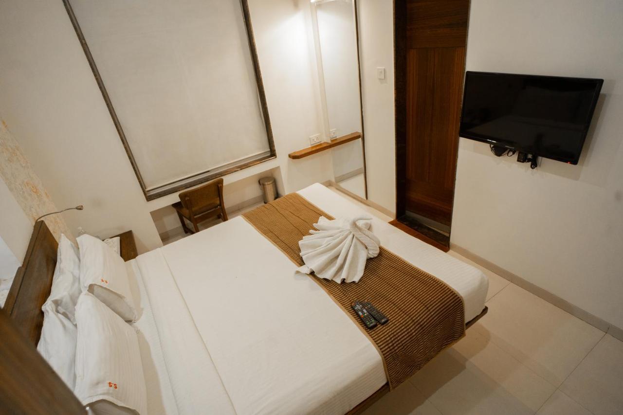 Hotel Sri Sri Executive, Colhapur Exterior foto