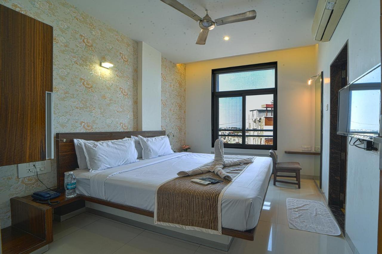 Hotel Sri Sri Executive, Colhapur Exterior foto