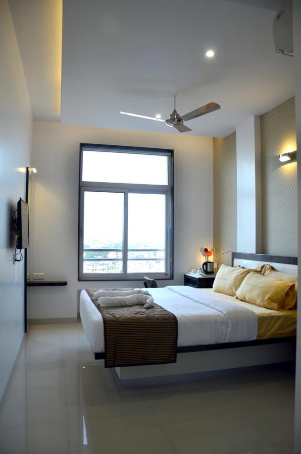 Hotel Sri Sri Executive, Colhapur Exterior foto