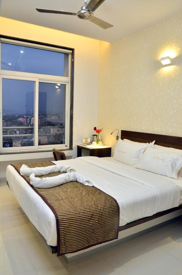 Hotel Sri Sri Executive, Colhapur Exterior foto